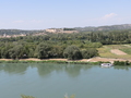 Avignon Aussicht vom Papstpalast auf die Faehre und Villeneuve-les-Avignon